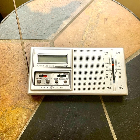 General Electric Hand Held AM/FM Radio - Picture 1 of 3